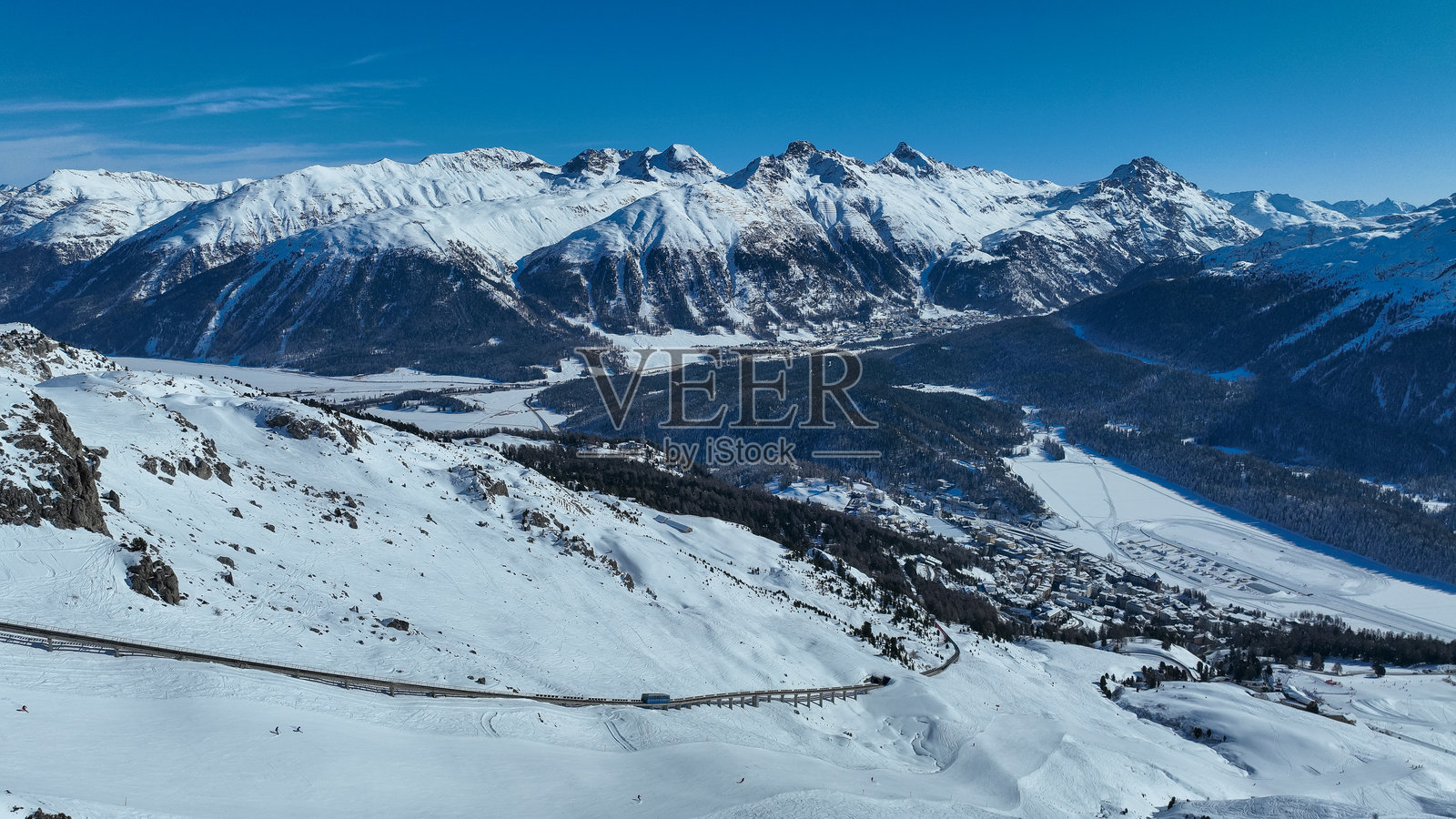 冬季的圣莫里茨镇和湖泊。瑞士恩加丁。照片摄影图片