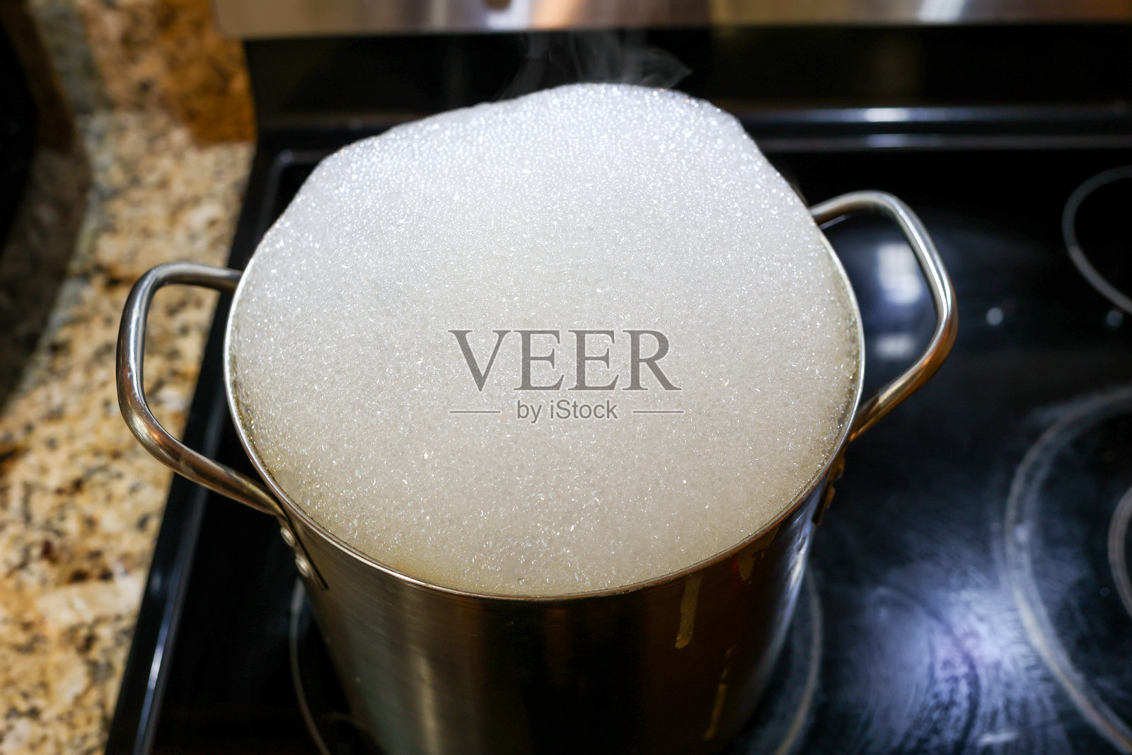 一个炉子上的烧焦锅和洗洁精照片摄影图片