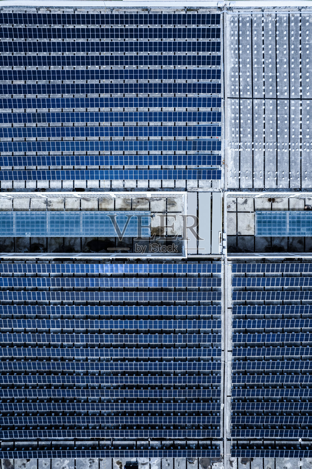 工厂屋顶的太阳能电池板鸟瞰图照片摄影图片