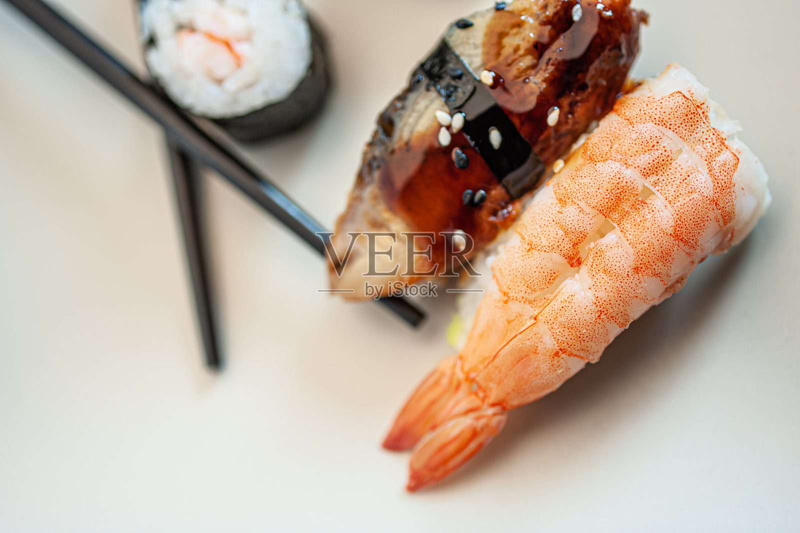 厨房桌子上的寿司细节照片摄影图片