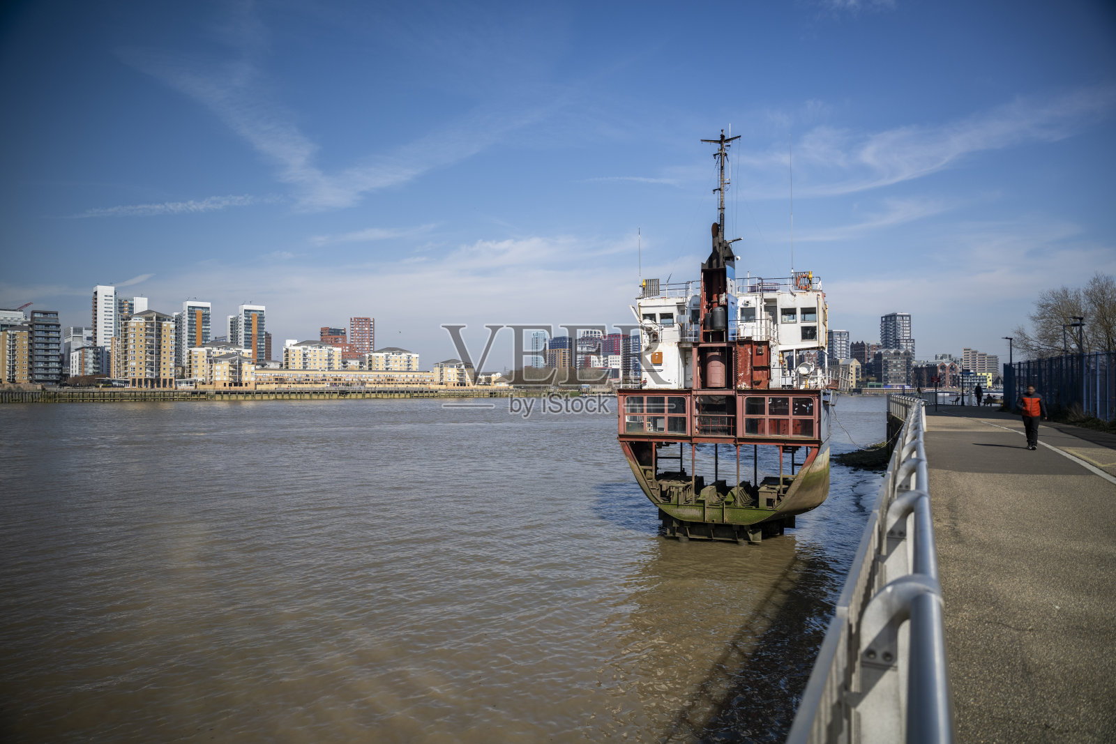 泰晤士河上的锈蚀与重生照片摄影图片