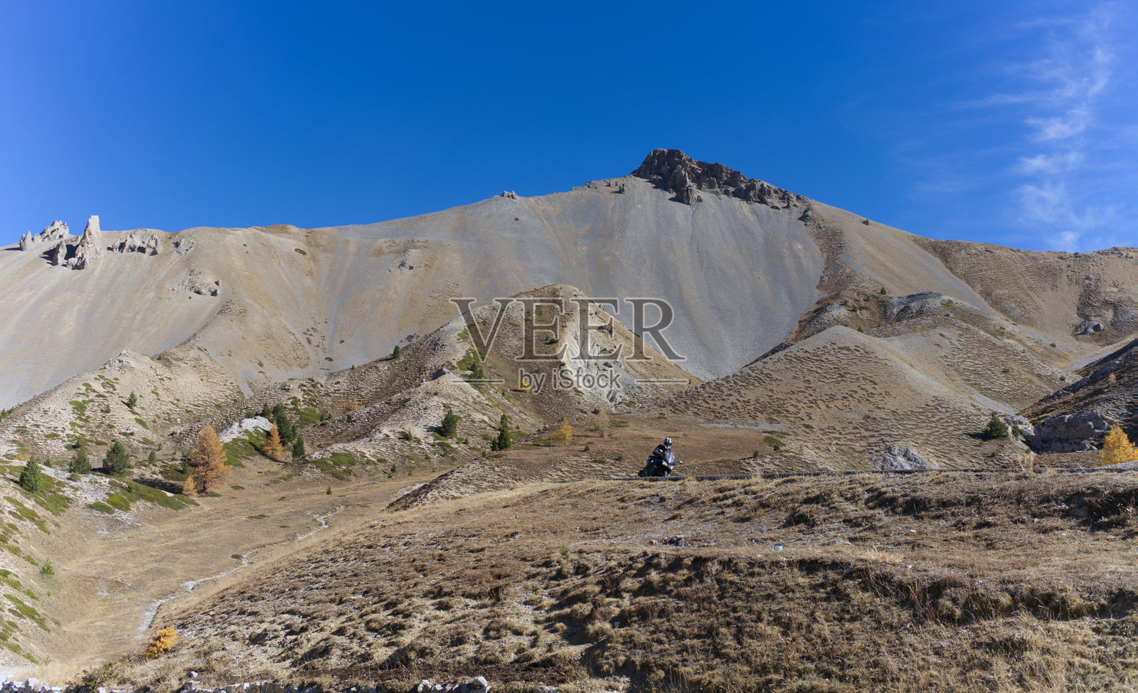 摩托车穿越阿尔卑斯山照片摄影图片