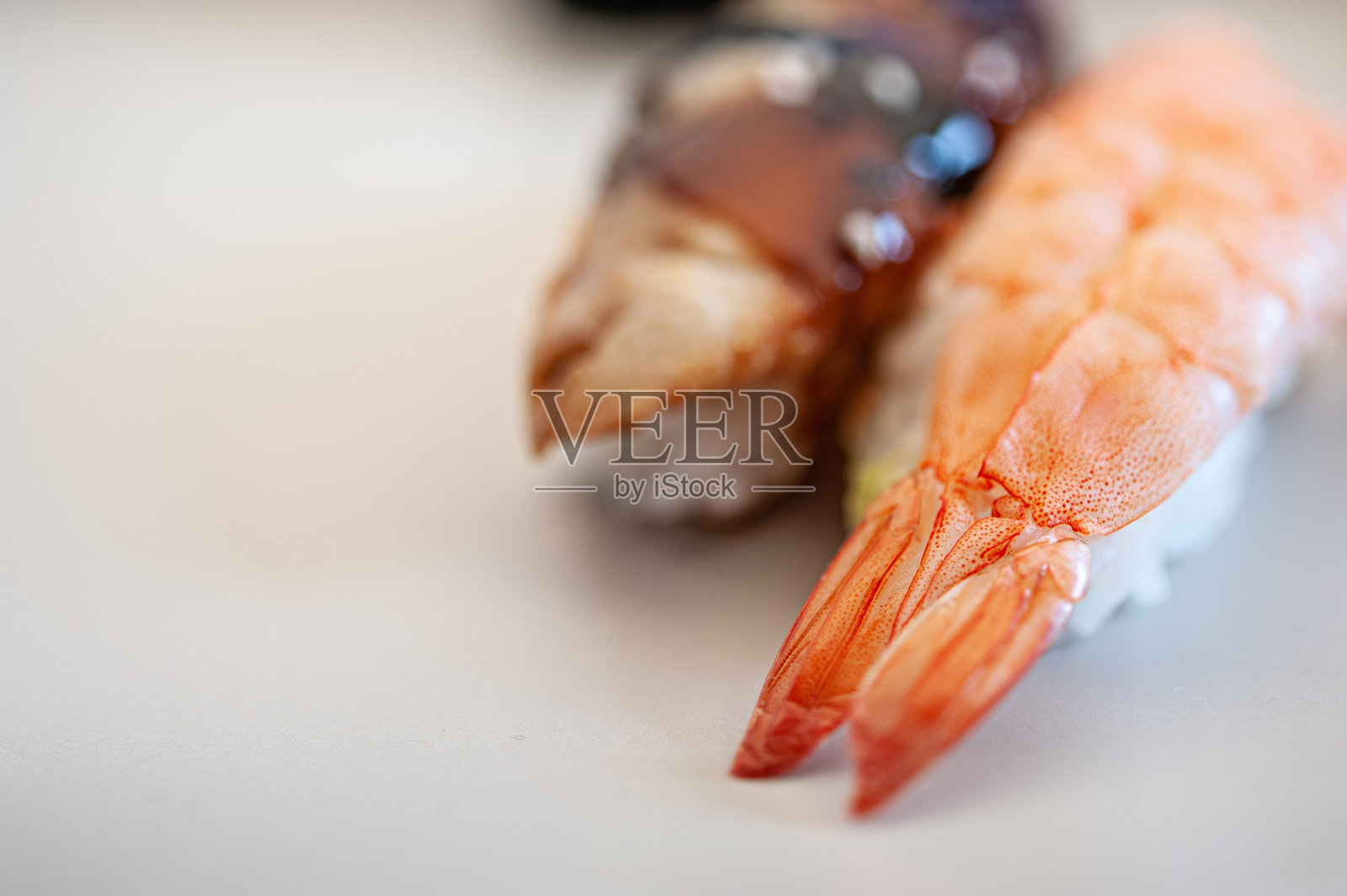 厨房桌子上的寿司细节照片摄影图片