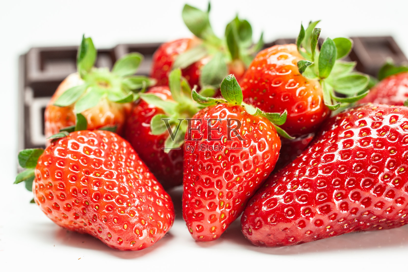 白色背景上的巧克力和草莓照片摄影图片