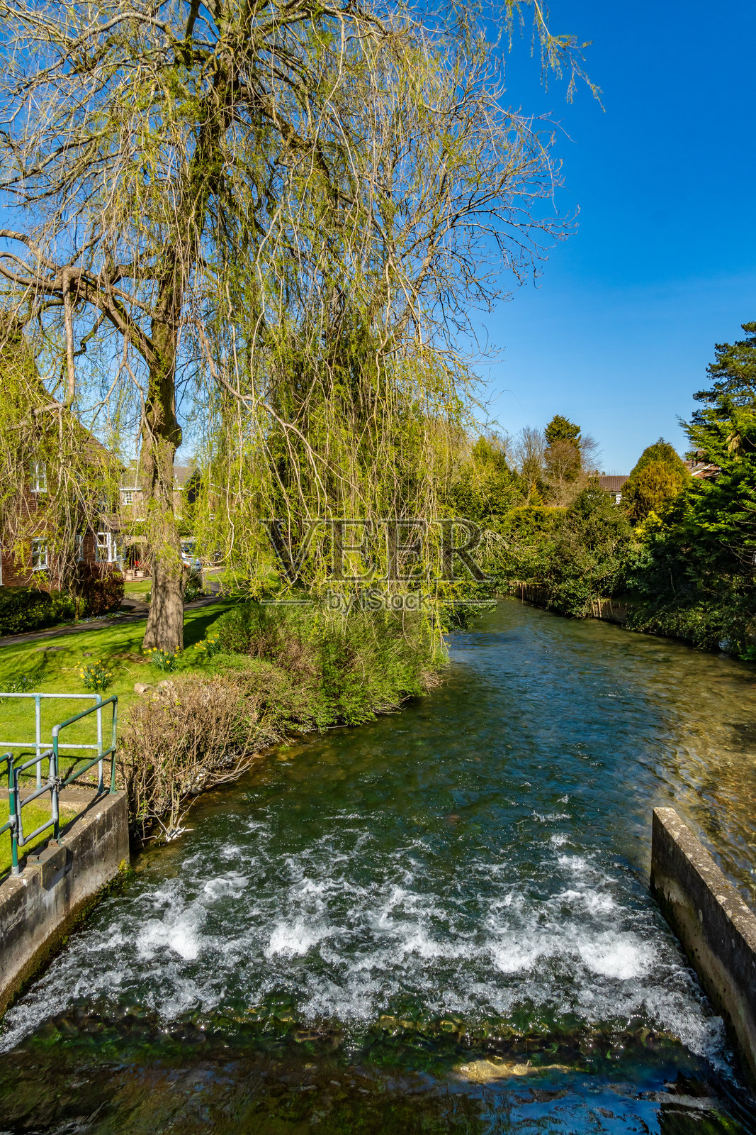 马尔堡的肯尼特河上的堰照片摄影图片