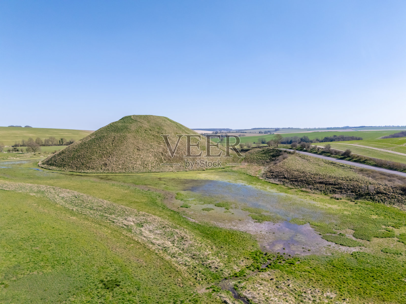 威尔特郡的西尔伯里山鸟瞰图照片摄影图片