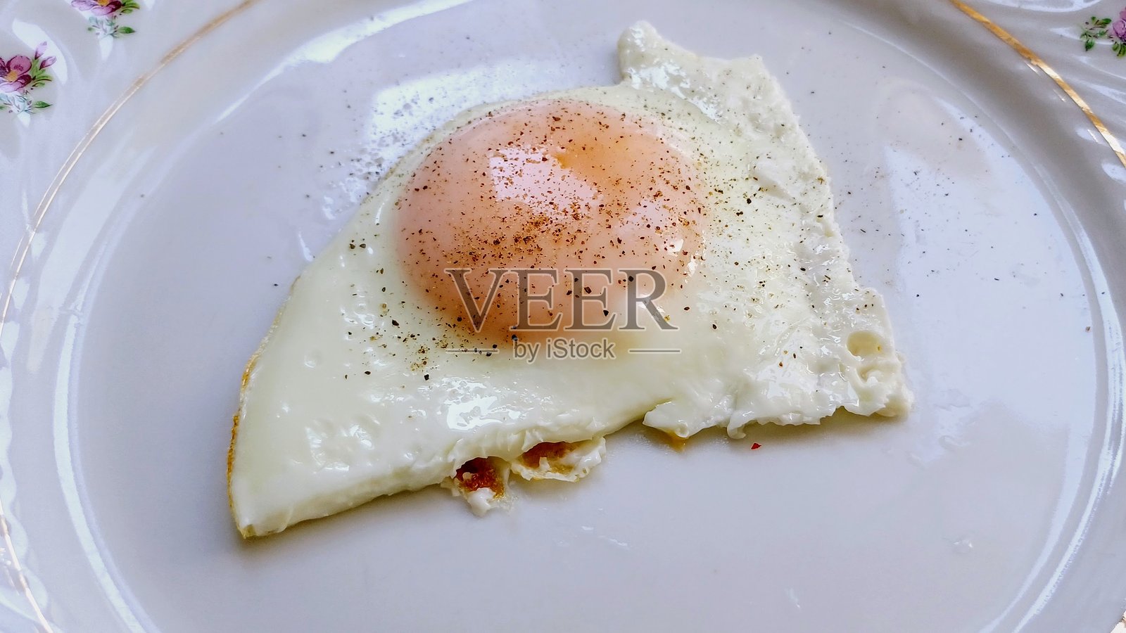 早餐盘子上的炒鸡蛋照片摄影图片