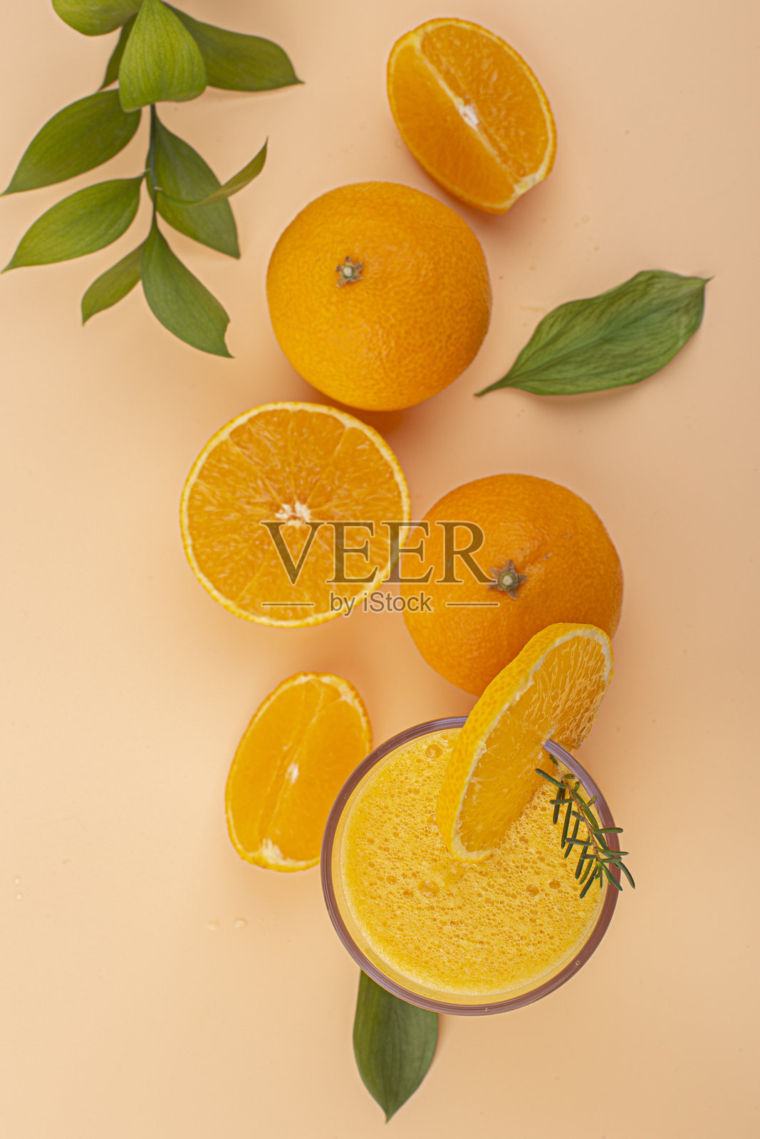 一杯新鲜的橘子汁和水果照片摄影图片