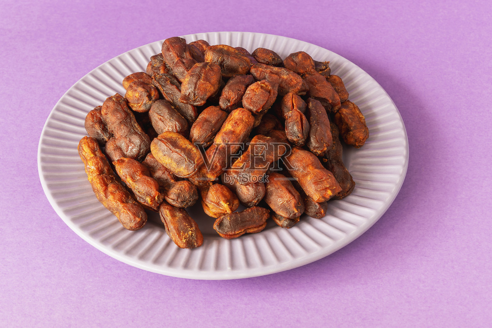 甜美辛辣的罗望子树果实放在圆盘上，特写镜头照片摄影图片