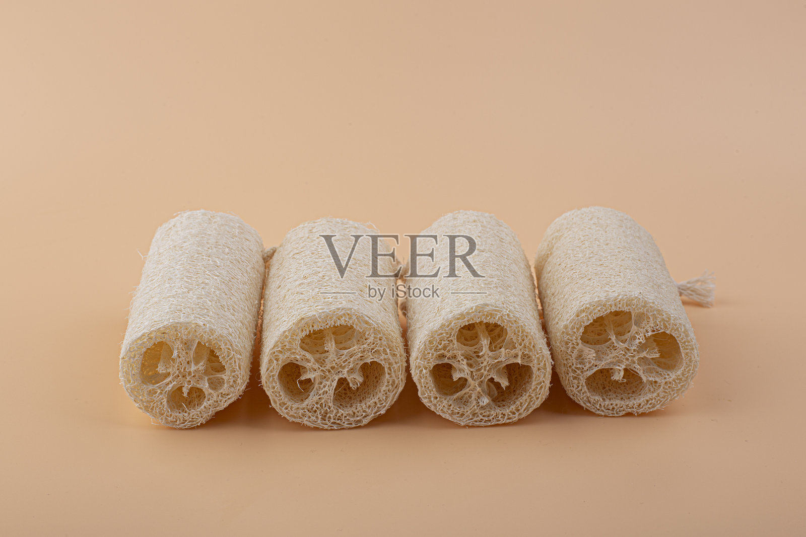 天然丝瓜络海绵孤立在白色背景上。照片摄影图片