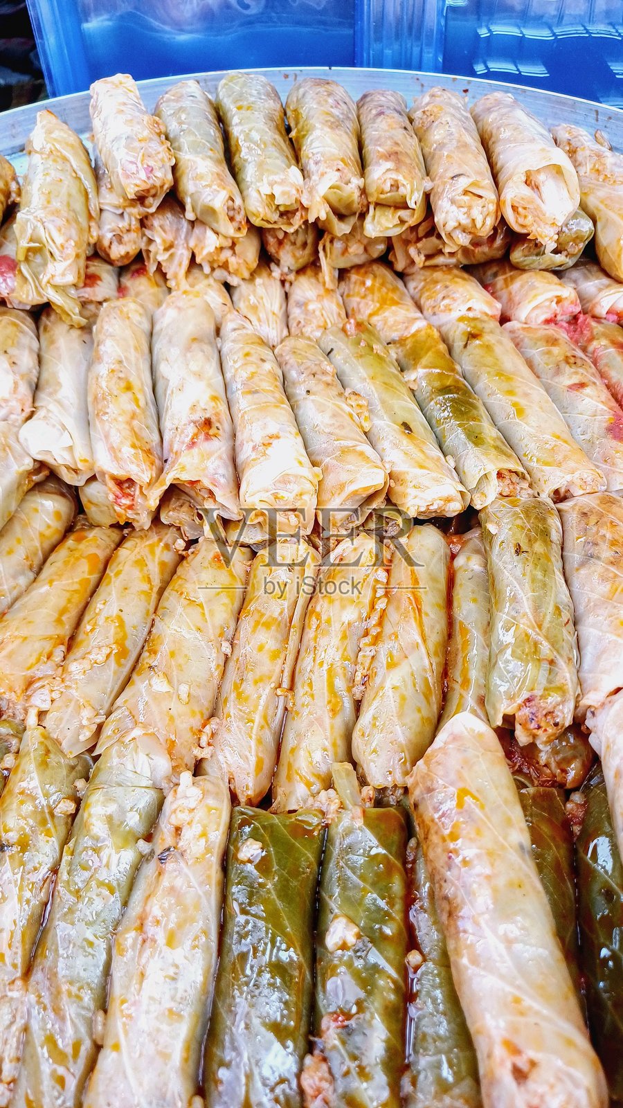 大锅里的卷心菜和填充葡萄叶照片摄影图片