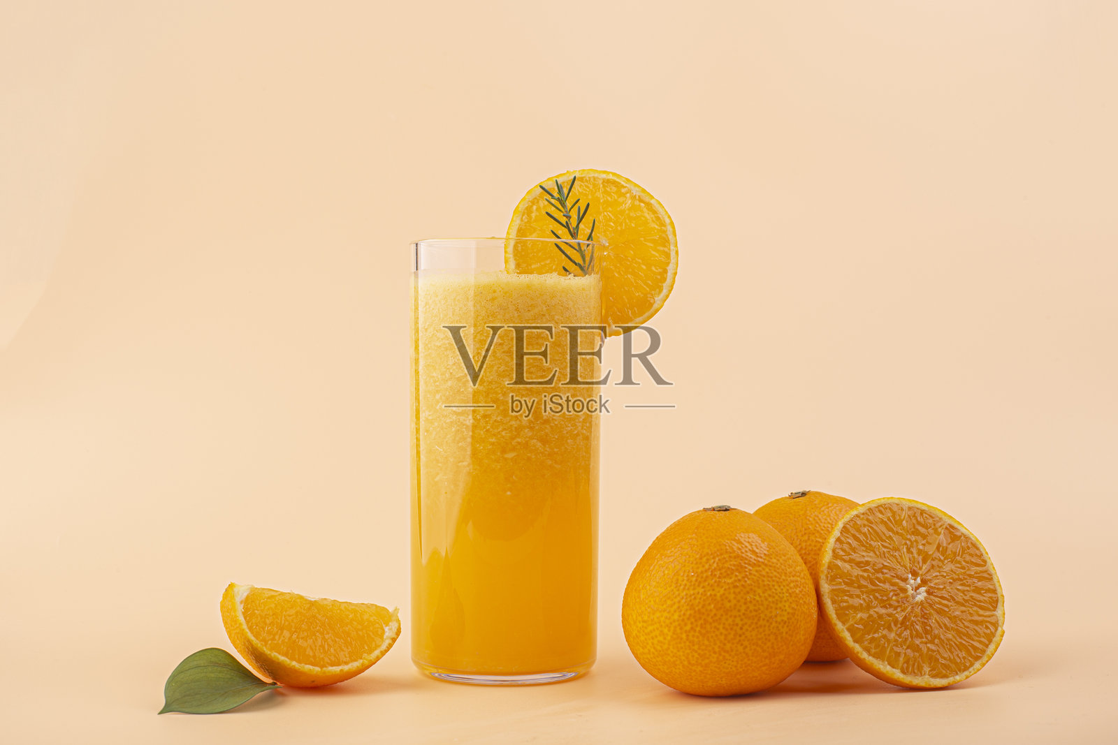 一杯新鲜的橘子汁和水果照片摄影图片