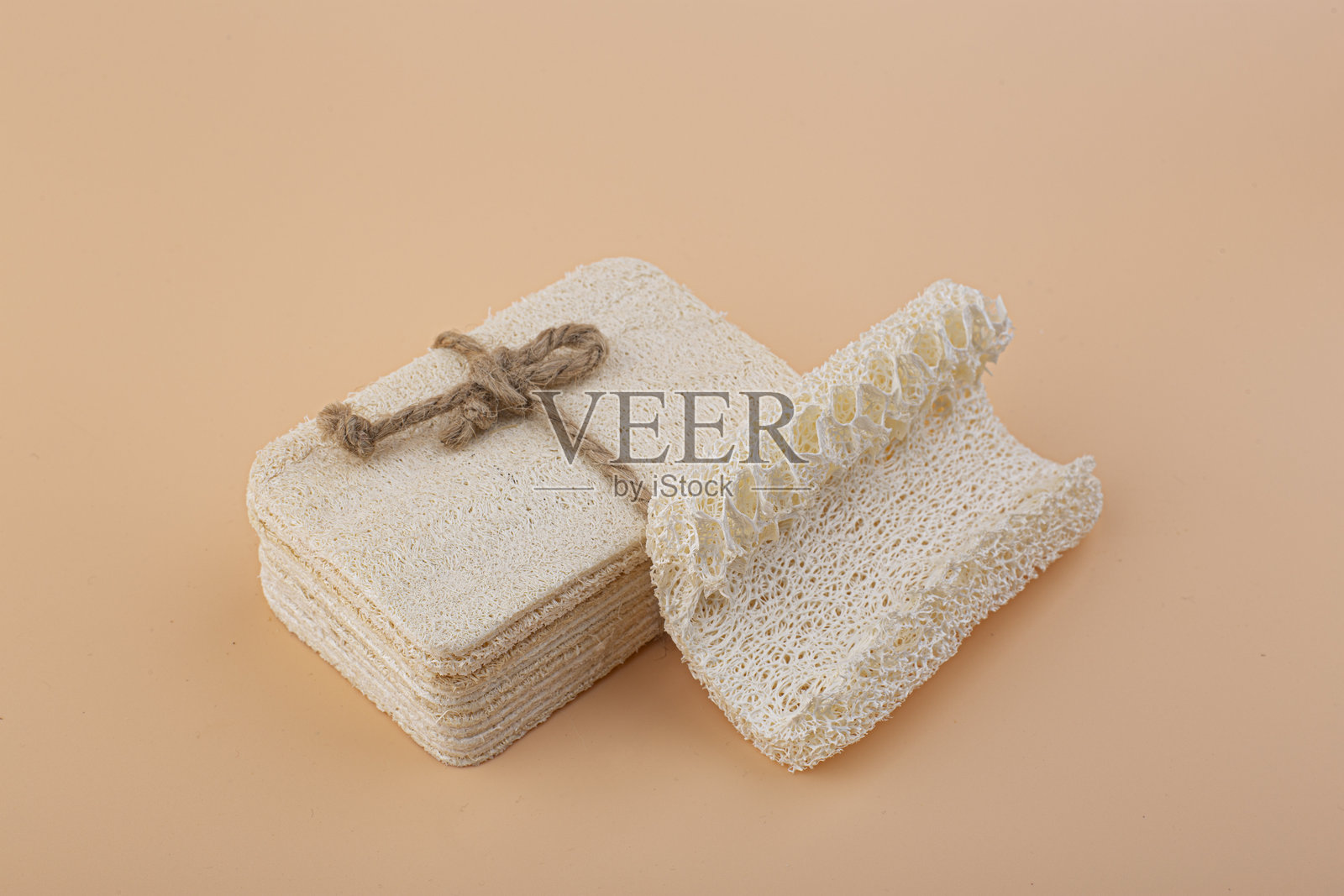 天然丝瓜络海绵孤立在白色背景上。照片摄影图片