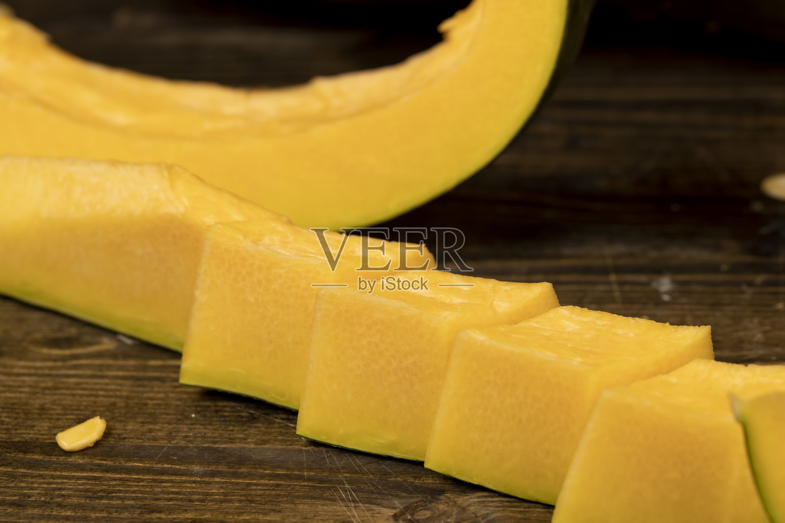 新鲜切开的橙色南瓜和烹饪用种子照片摄影图片