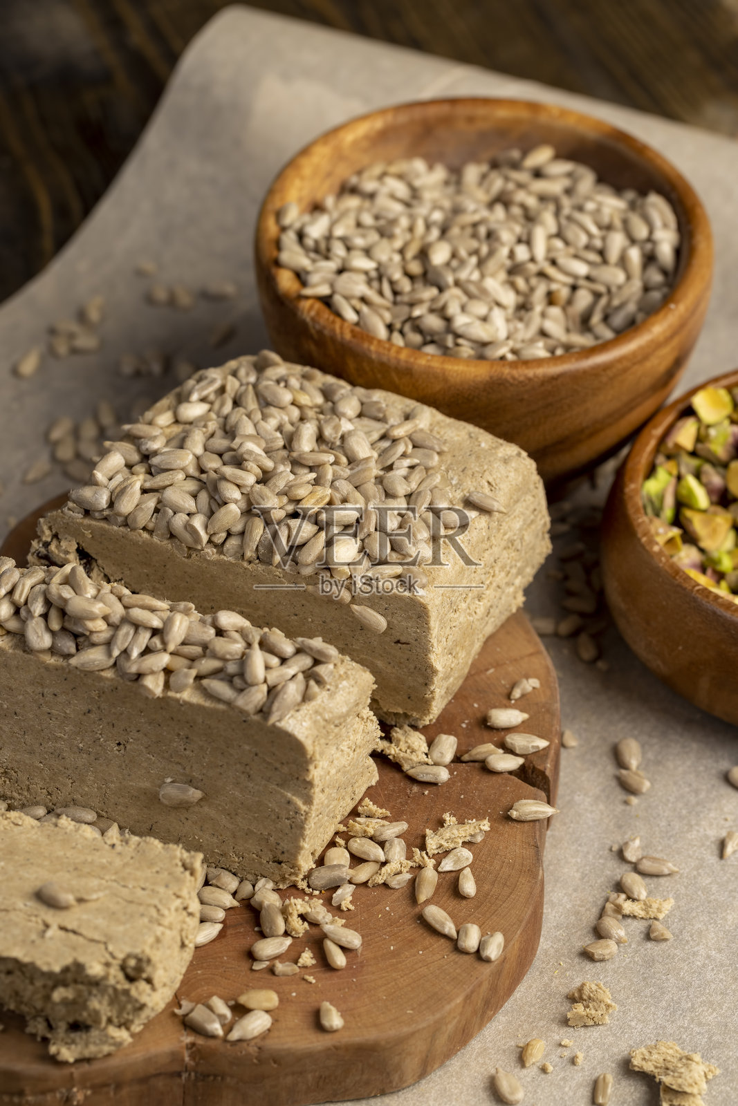 用烤过的葵花籽制成的哈瓦，压成一块固体。照片摄影图片