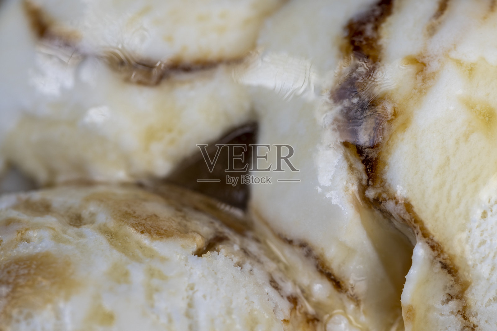 加入天然枫糖浆的奶油冰淇淋球照片摄影图片