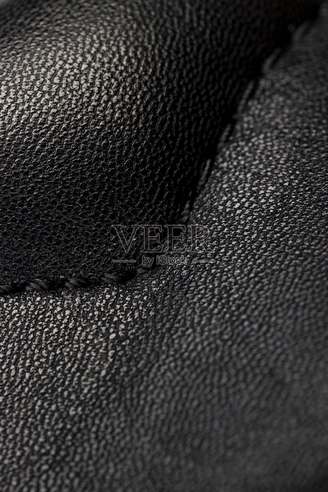 真皮涂成黑色，接缝处缝合后完成照片摄影图片