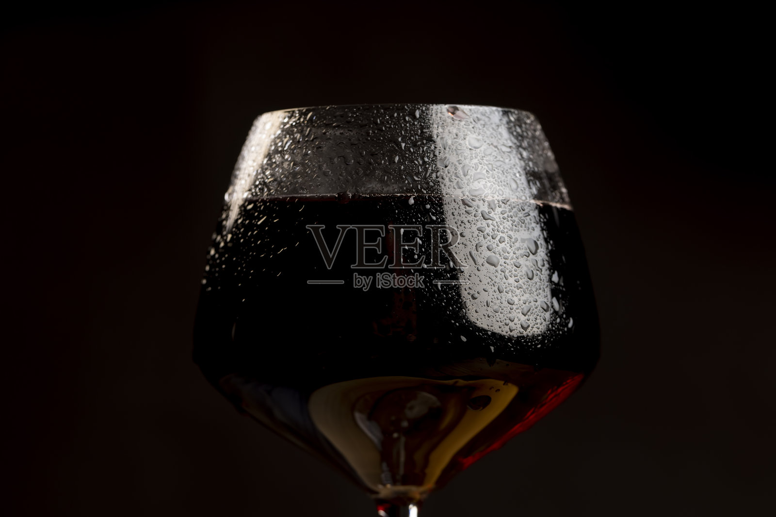 红色饮料在玻璃杯中照片摄影图片