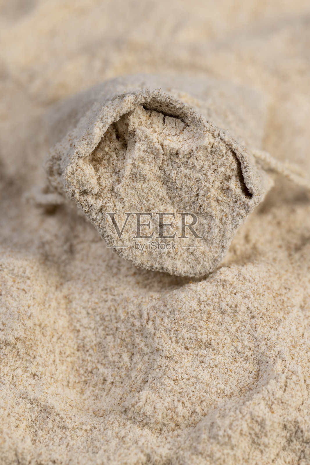 天然全麦小麦粉与麦麸装在亚麻袋中照片摄影图片