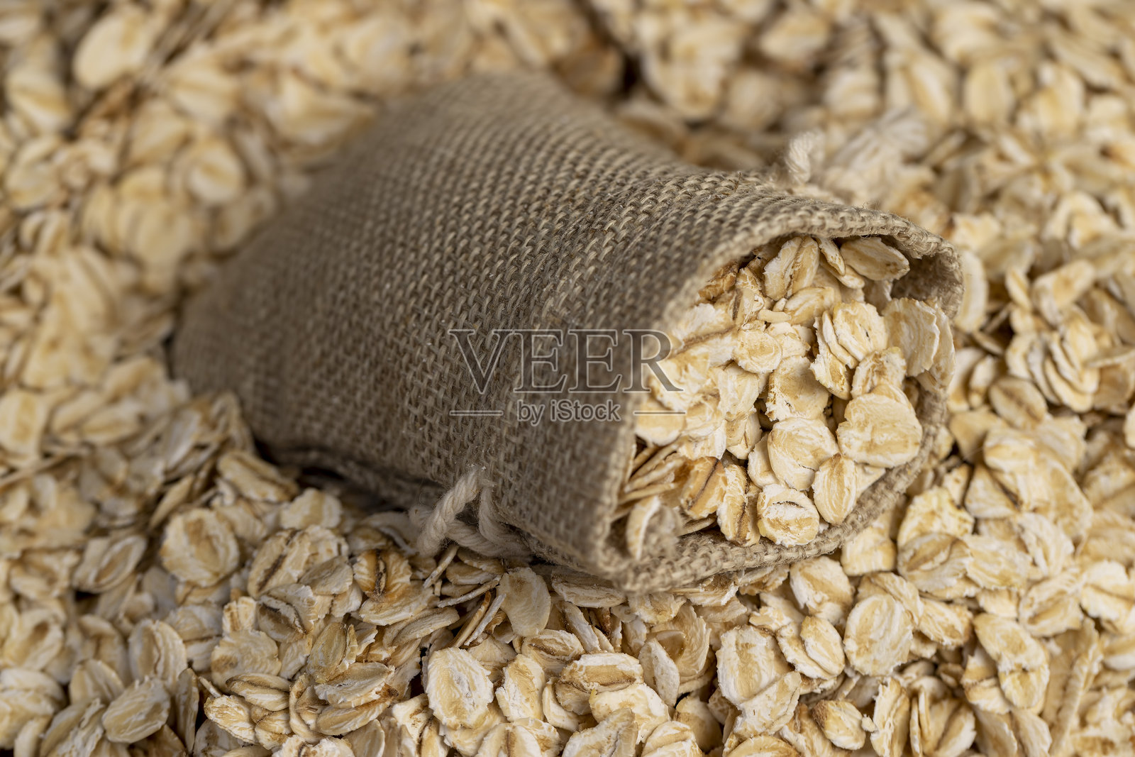 散落的干燕麦片，经过压扁、蒸汽处理和干燥。照片摄影图片