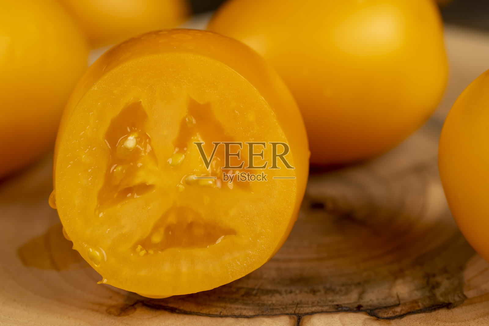 整齐清洗过的番茄被切片用于烹饪照片摄影图片