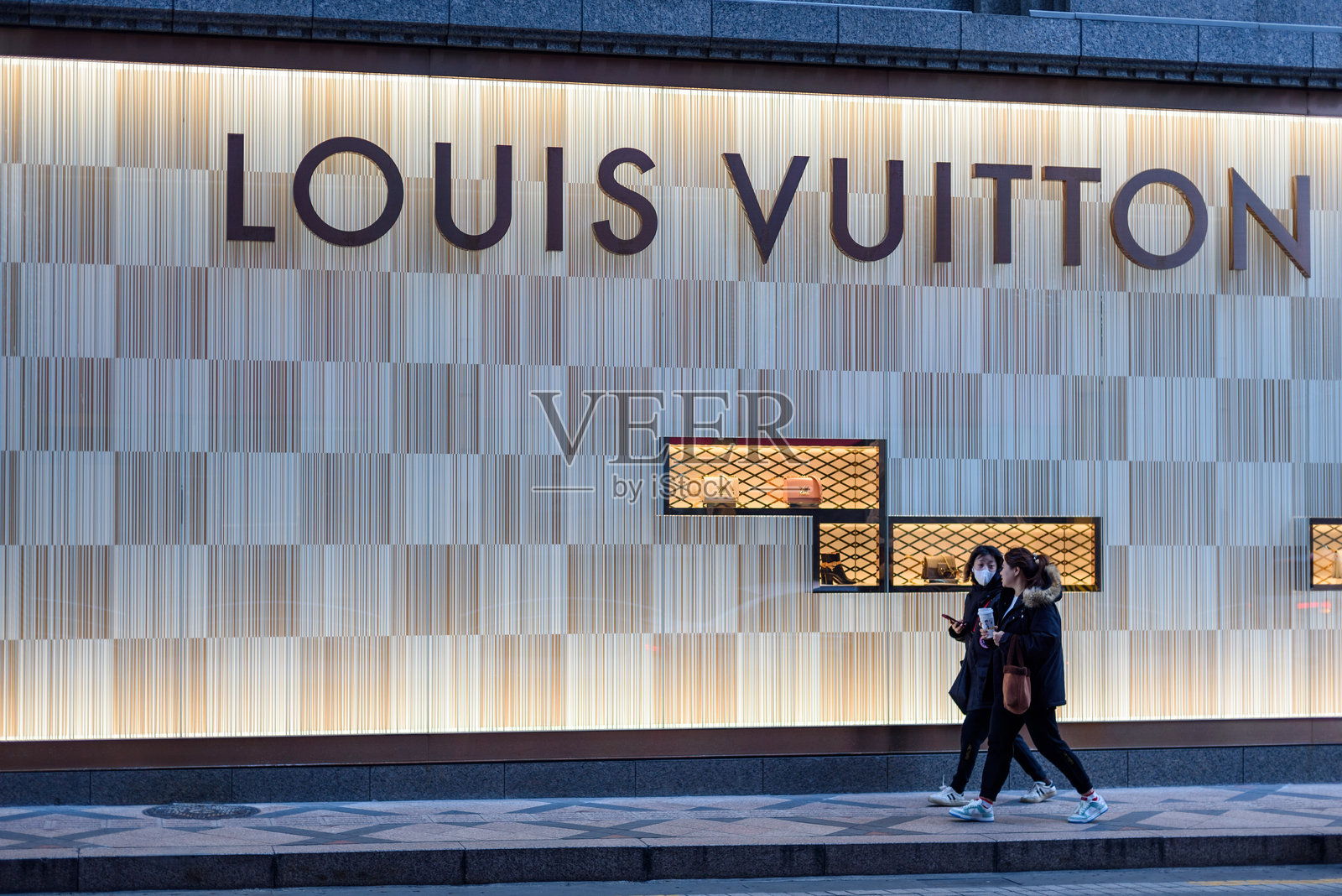 韩国首尔新世界购物中心的路易威登奢侈品店照片摄影图片