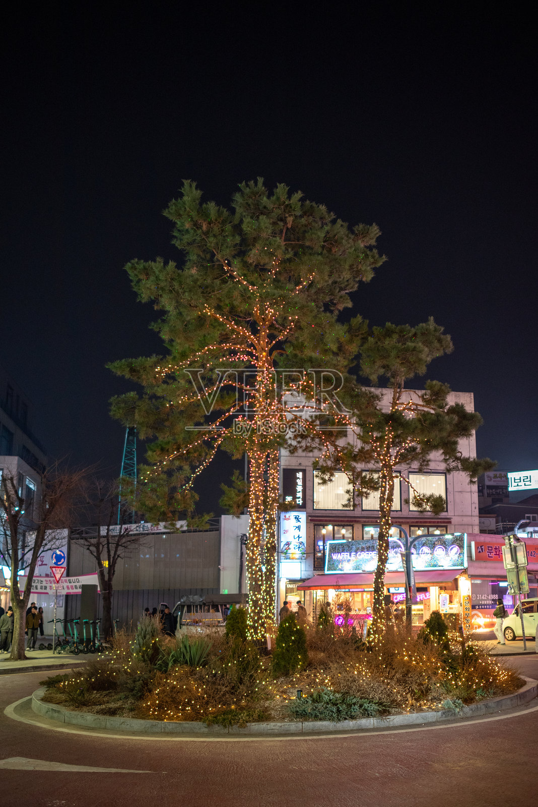 首尔弘大地区,以城市青年艺术和文化、夜生活、餐厅和购物而闻名。照片摄影图片