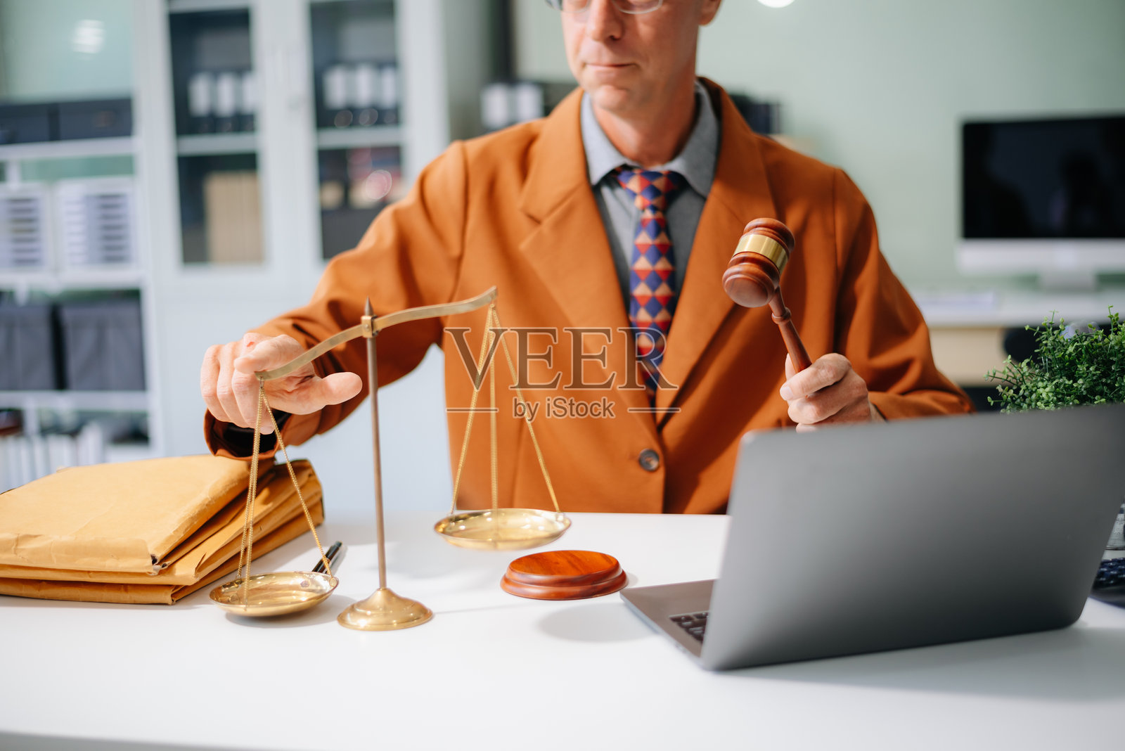 法庭上的男性法官，办公室工作的律师。非常适合商业、法律咨询和公司法。照片摄影图片