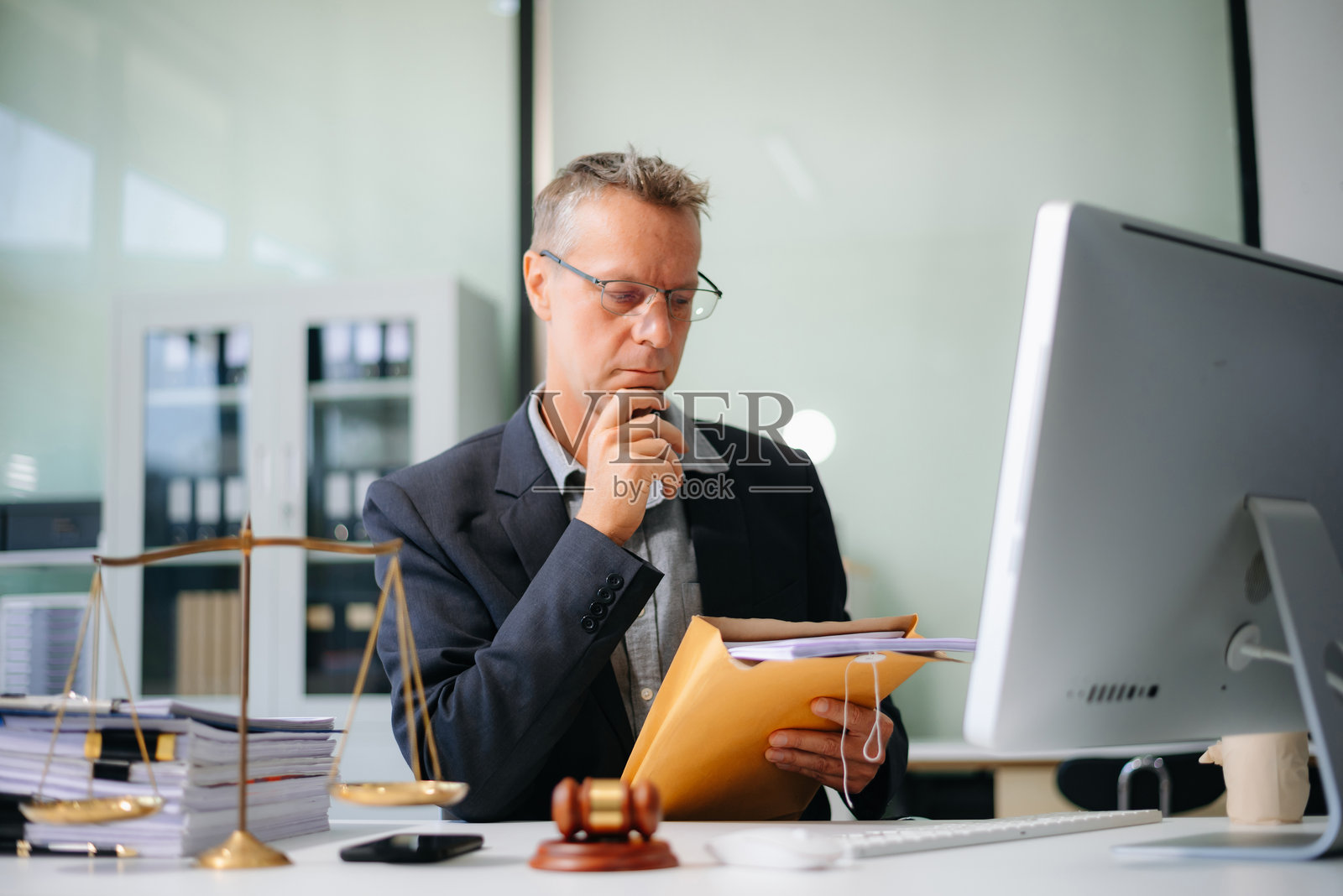 男性律师在现代办公室咨询法律案件。适合律师事务所和企业律师。照片摄影图片