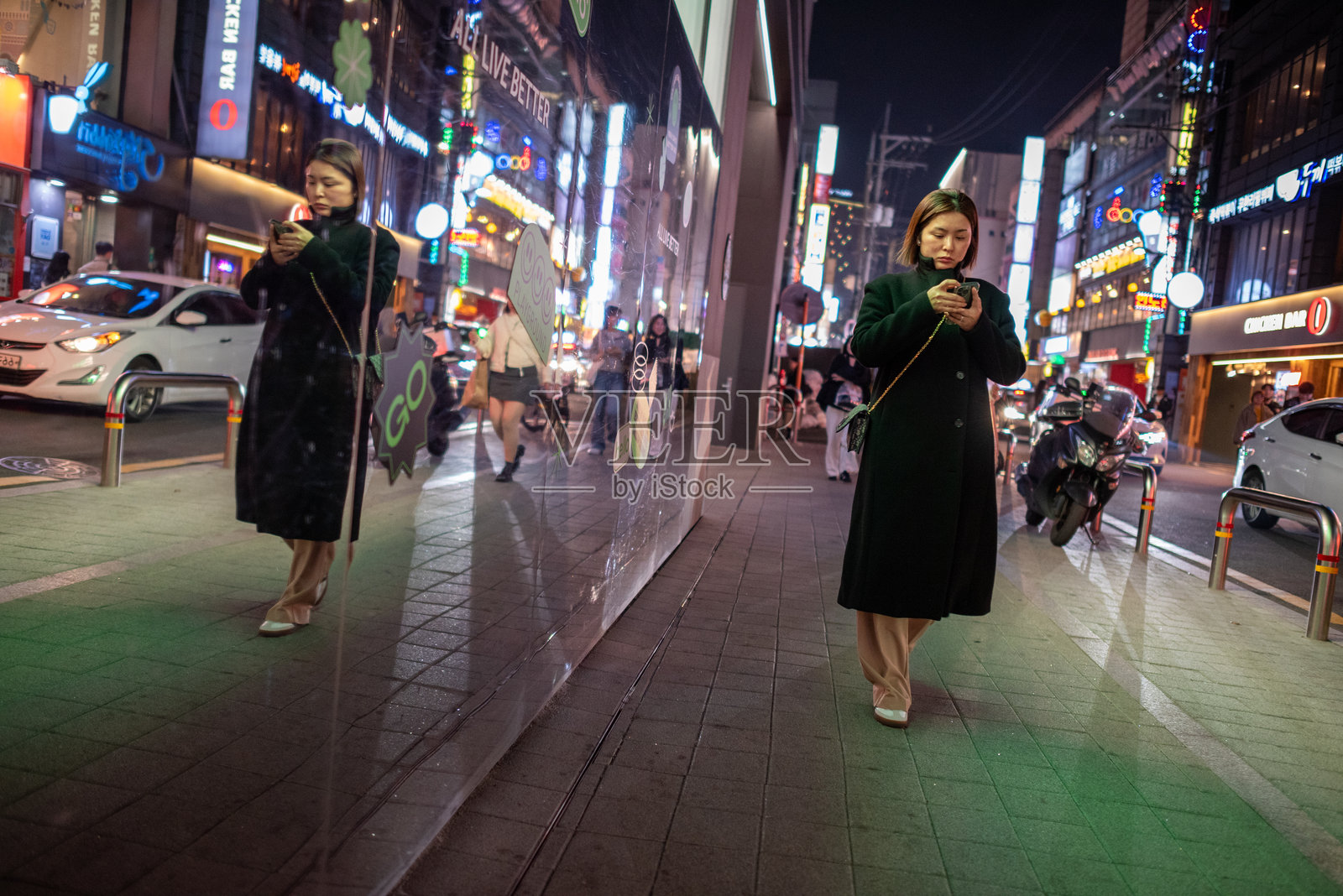 首尔弘大地区,以城市青年艺术和文化、夜生活、餐厅和购物而闻名。照片摄影图片