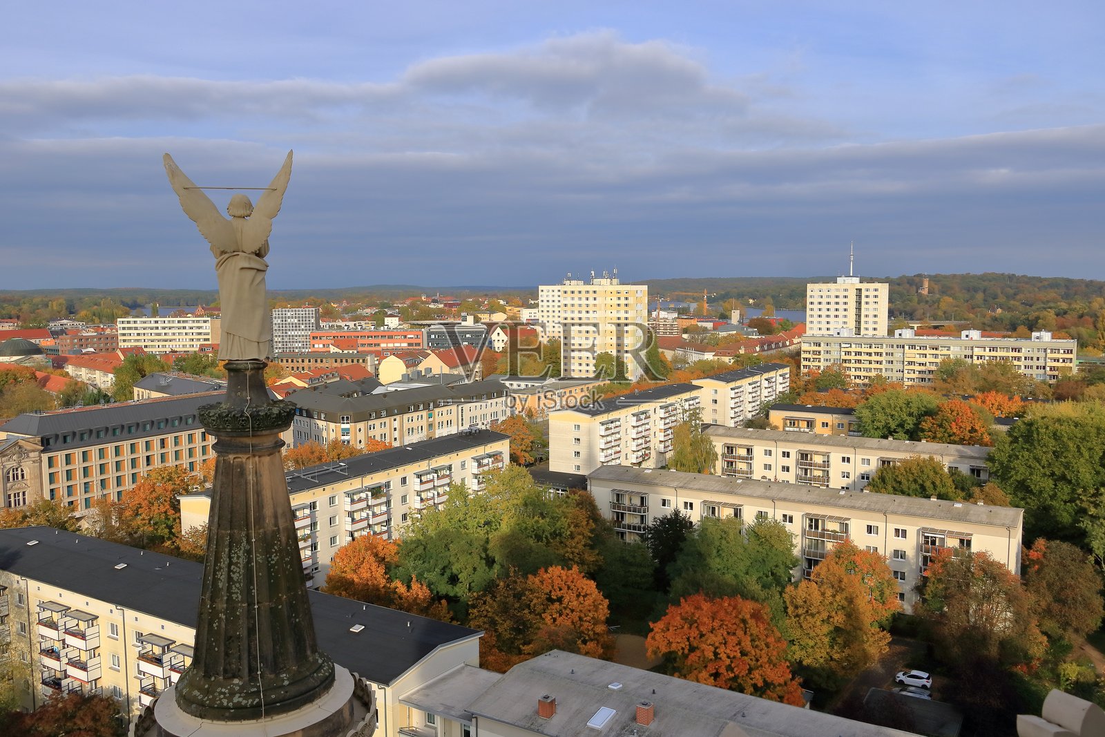 从圣尼古拉教堂（Nikolaikirche）俯瞰波茨坦的景色照片摄影图片