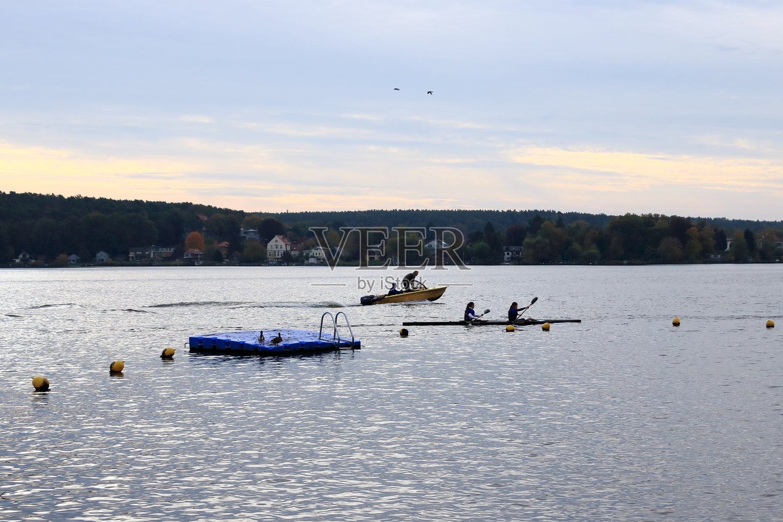 波茨坦哈维尔河上的独木舟运动船照片摄影图片