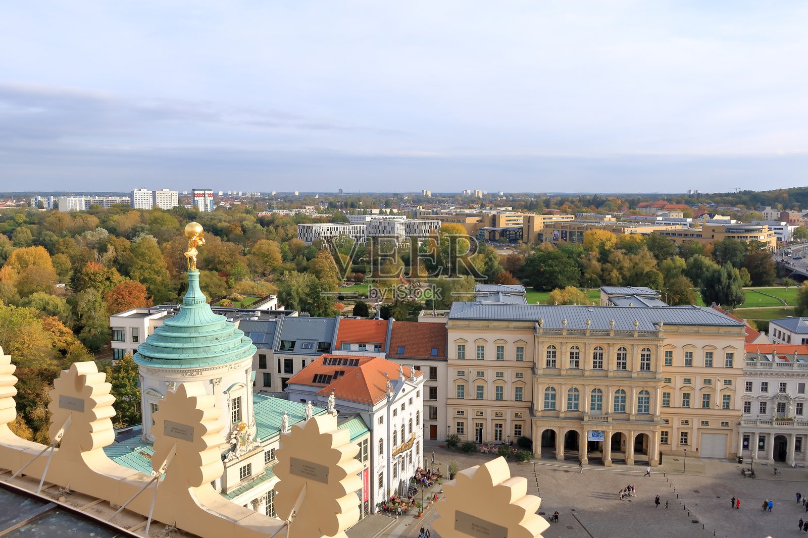 从圣尼古拉教堂(Nikolaikirche)俯瞰波茨坦的景色照片摄影图片