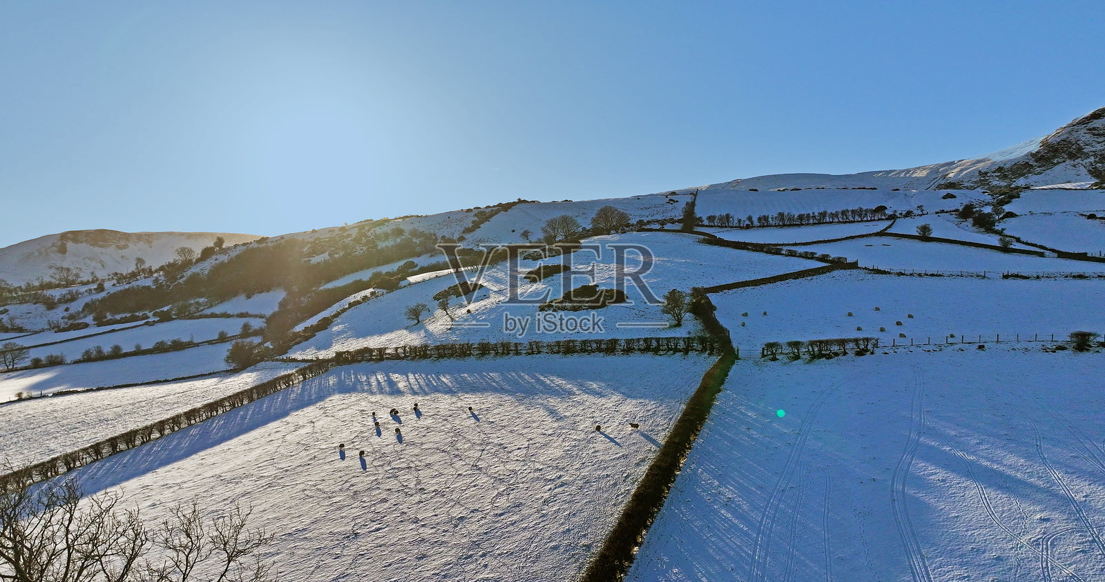 北爱尔兰安特里姆山谷美丽壮观的雪覆盖起伏山丘的鸟瞰图照片摄影图片