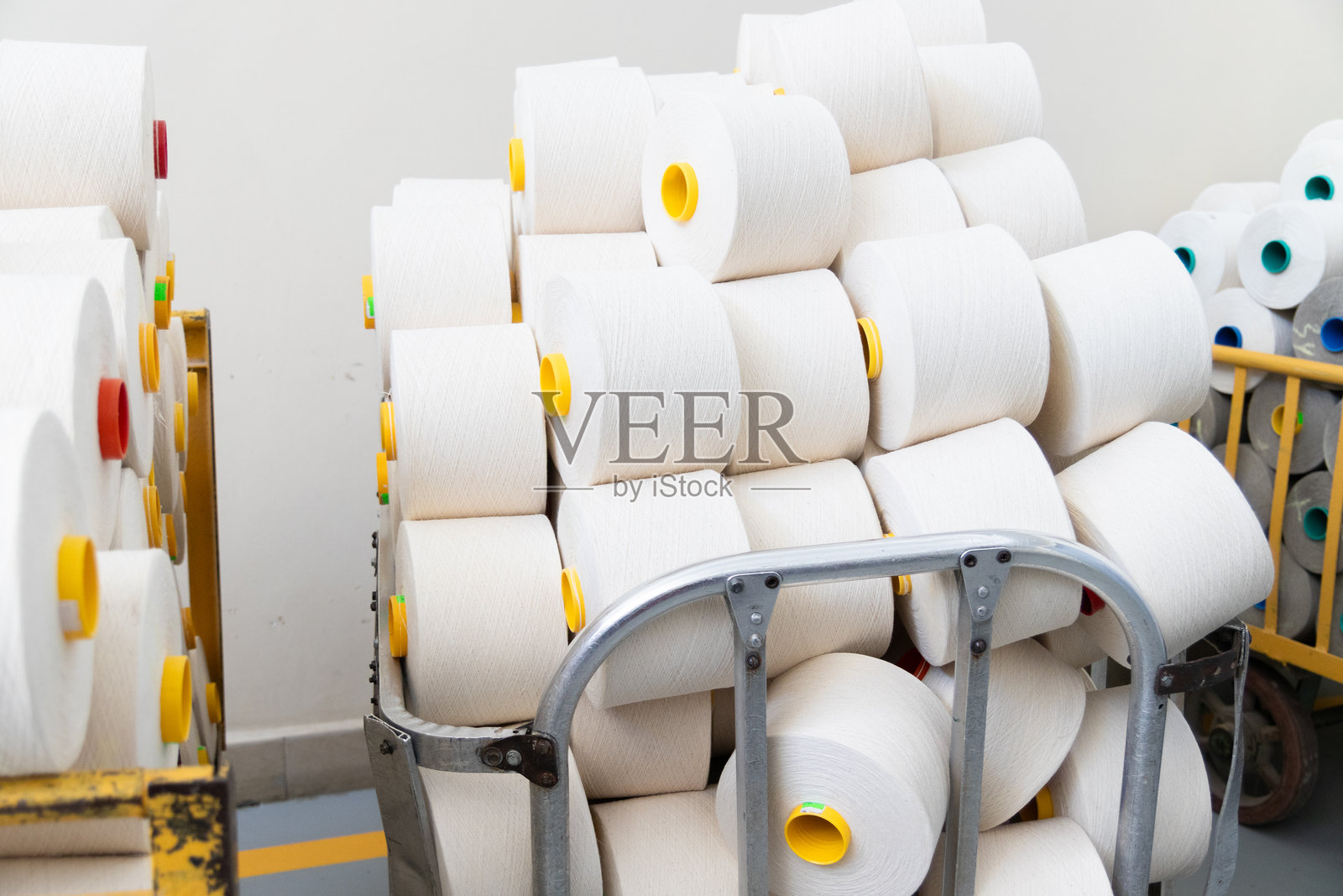 织布厂中铁车上的大卷线照片摄影图片