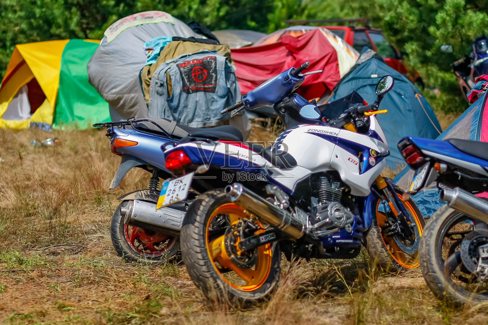 摩托车展上的多辆摩托车。摩托车元素特写。城市骑士节。照片摄影图片