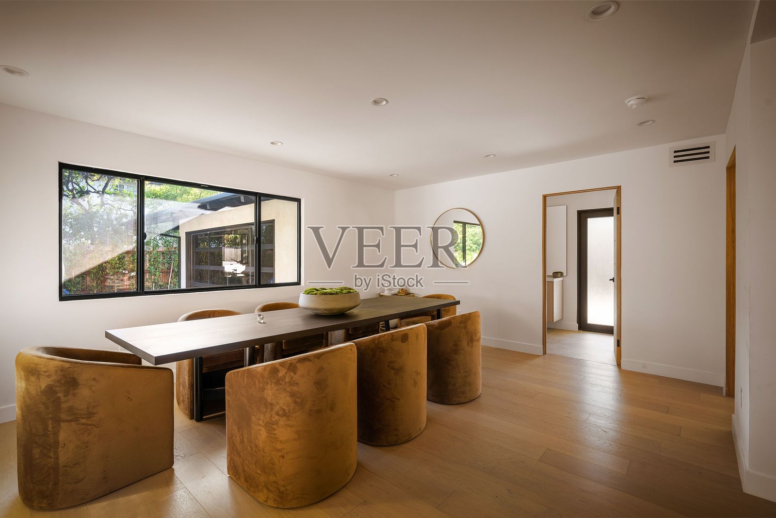 Elegant Dining Room with Wood Table and Pendant Lighting照片摄影图片