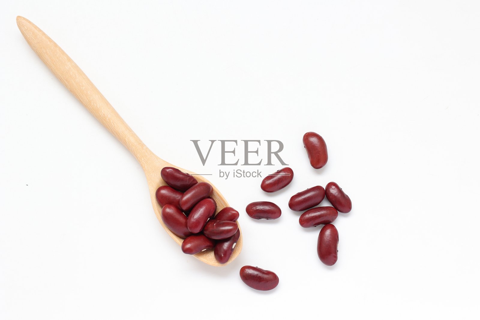 白色背景上的红腰豆和勺子照片摄影图片
