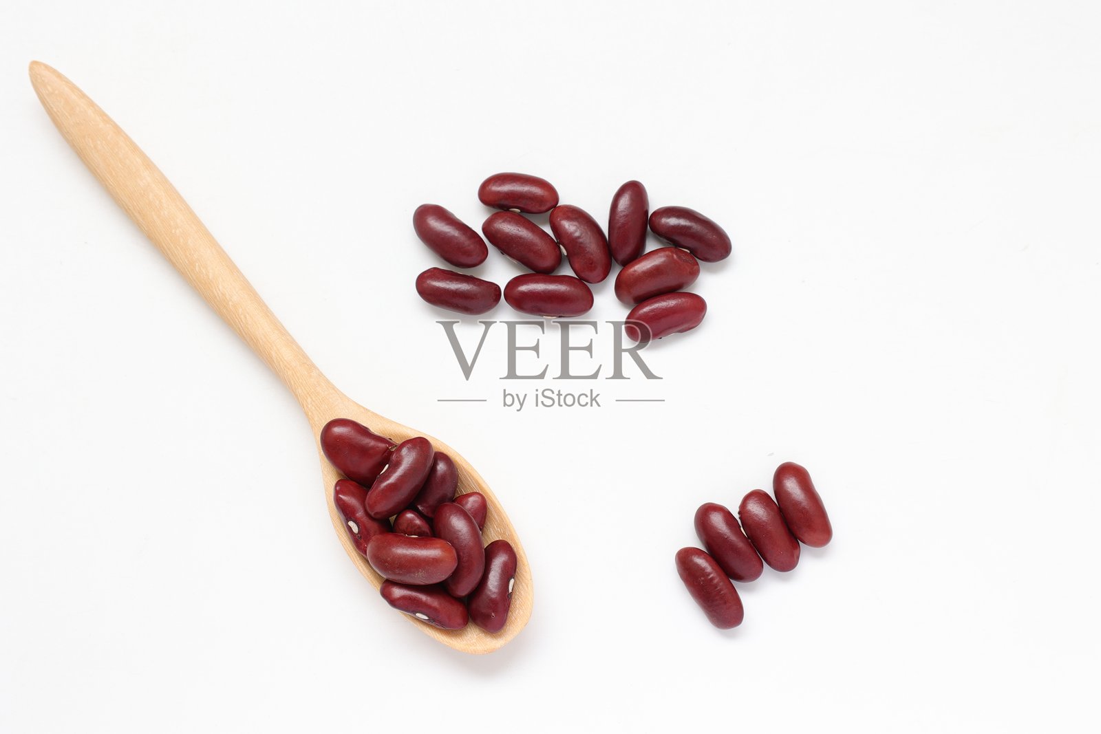 白色背景上的红腰豆和勺子照片摄影图片