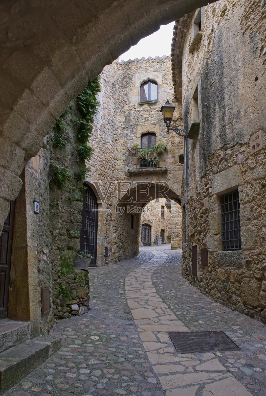 在帕尔斯郊区散步。街道、建筑。城市生活方式。阳光明媚的冬日。选择性焦点。照片摄影图片