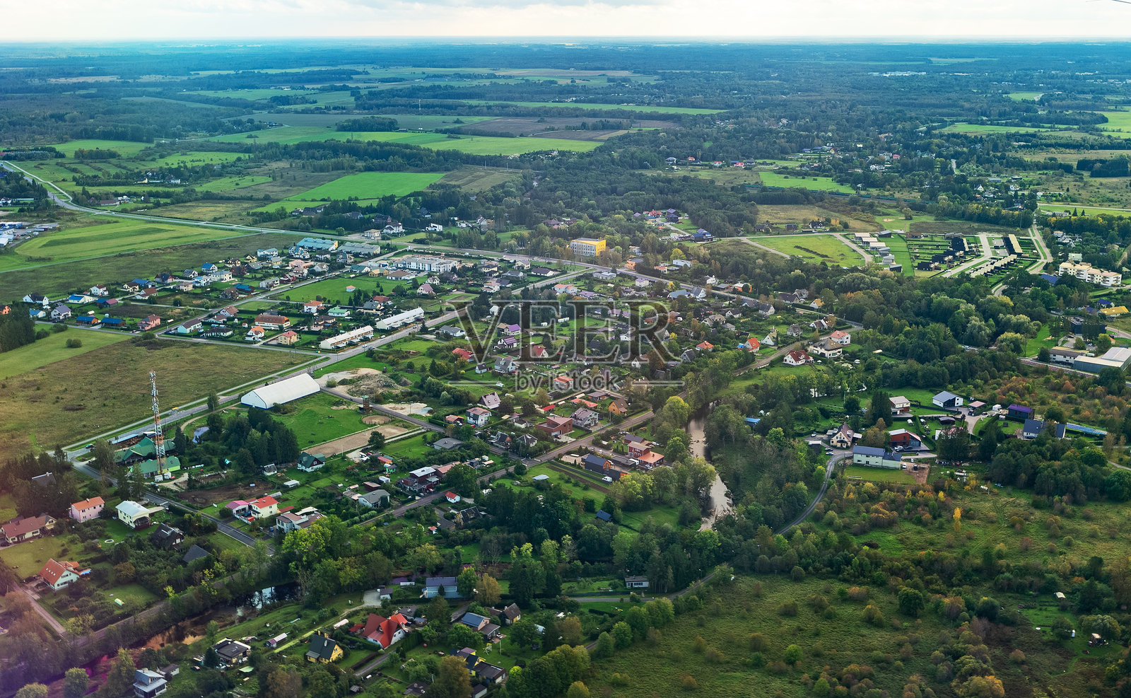 城市郊区的鸟瞰图。照片摄影图片
