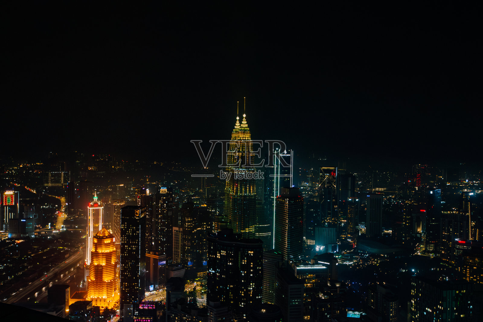 “灯光璀璨的夜晚：吉隆坡天际线”照片摄影图片