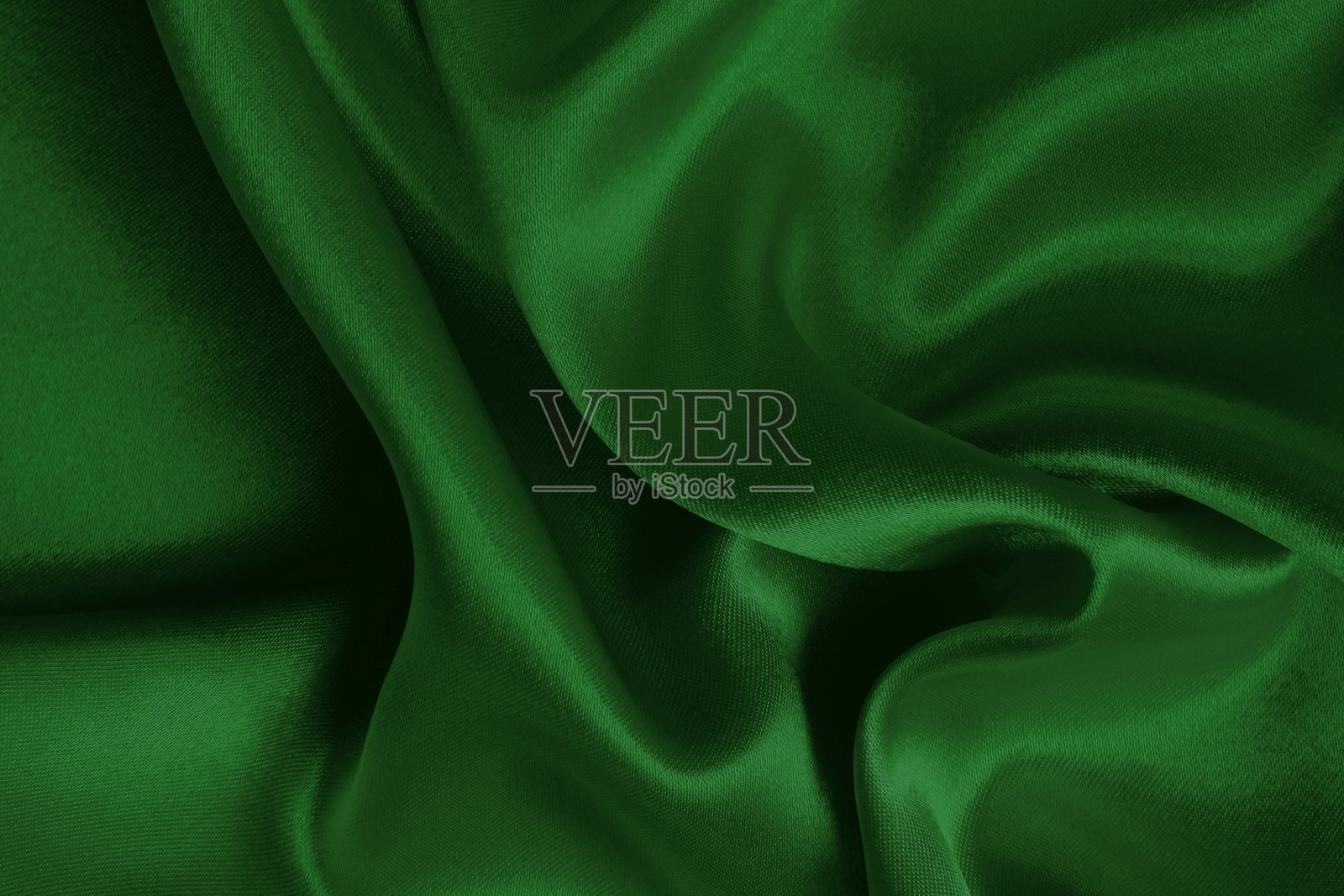 深绿色布料纹理,适用于背景和设计艺术作品,优美的丝绸或亚麻皱褶图案