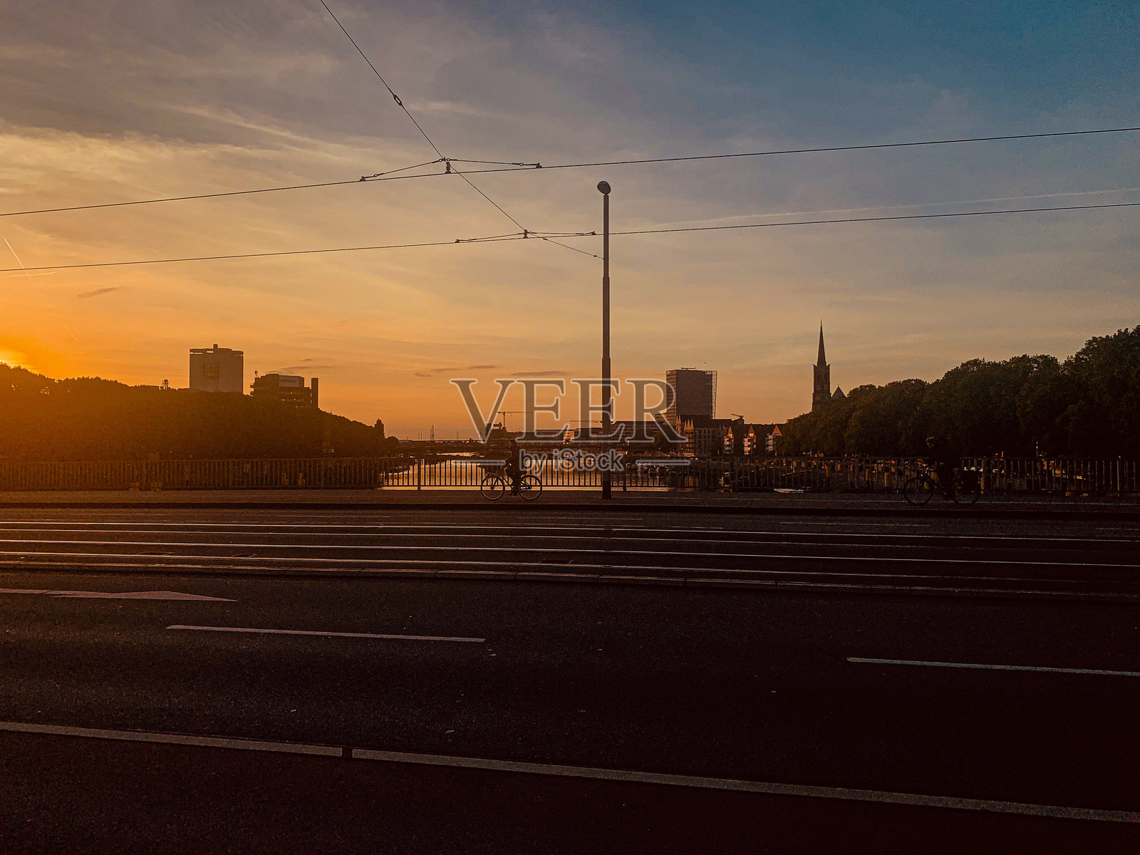 不来梅城市街道的日落照片摄影图片