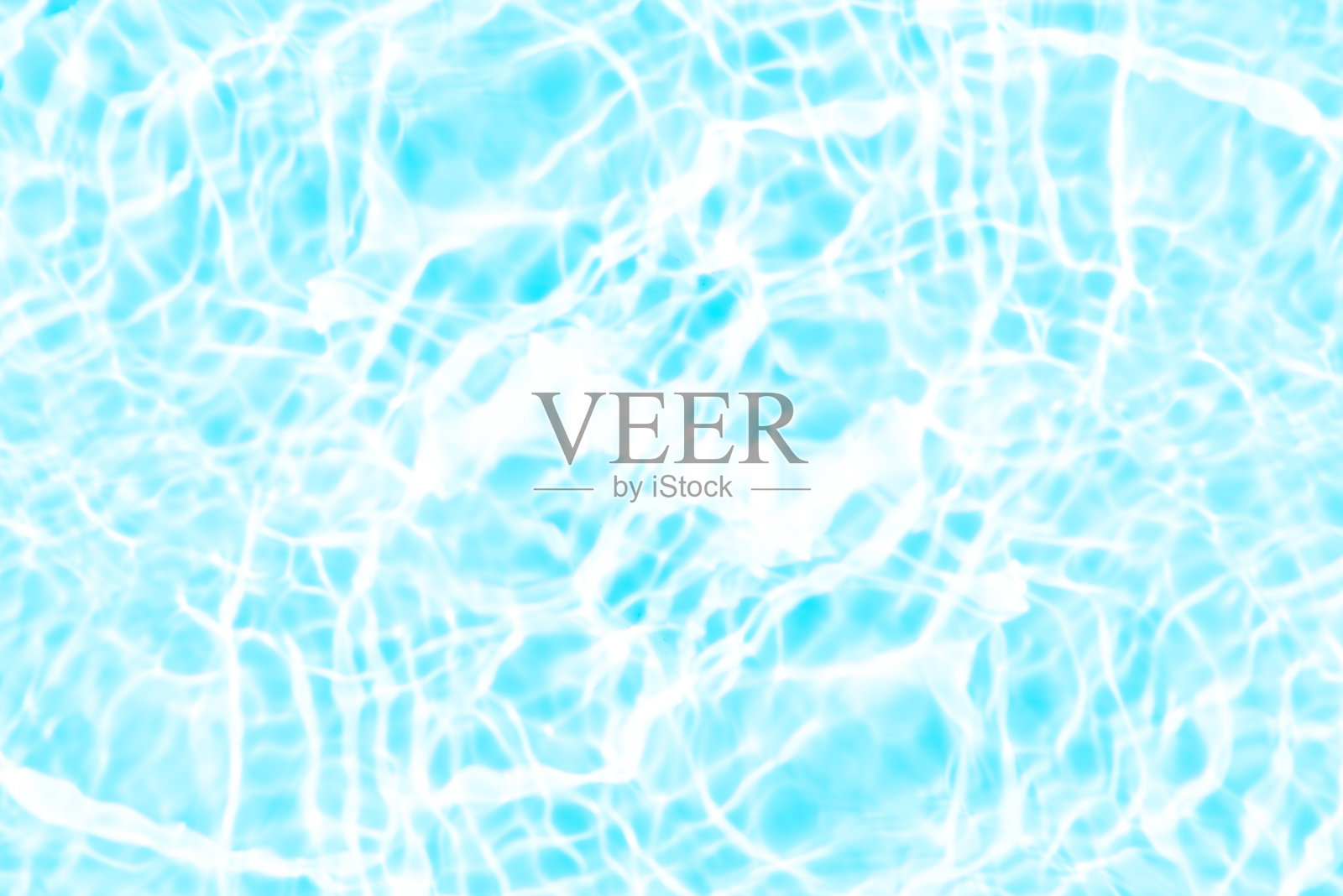 蓝色水面上有涟漪。模糊的透明蓝色清澈平静水面纹理，伴有飞溅和气泡。水波与闪亮的图案纹理背景。照片摄影图片