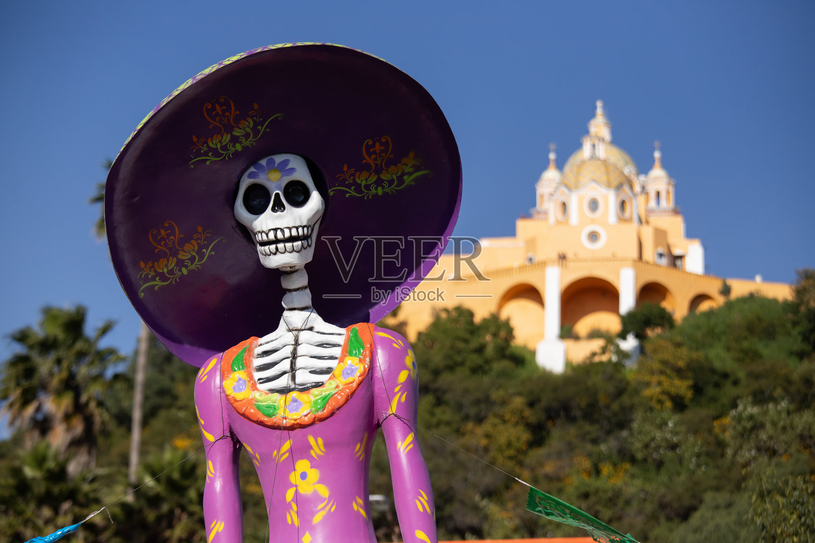 五彩缤纷的卡特里娜人物，代表墨西哥文化中的角色，庆祝亡灵节。照片摄影图片