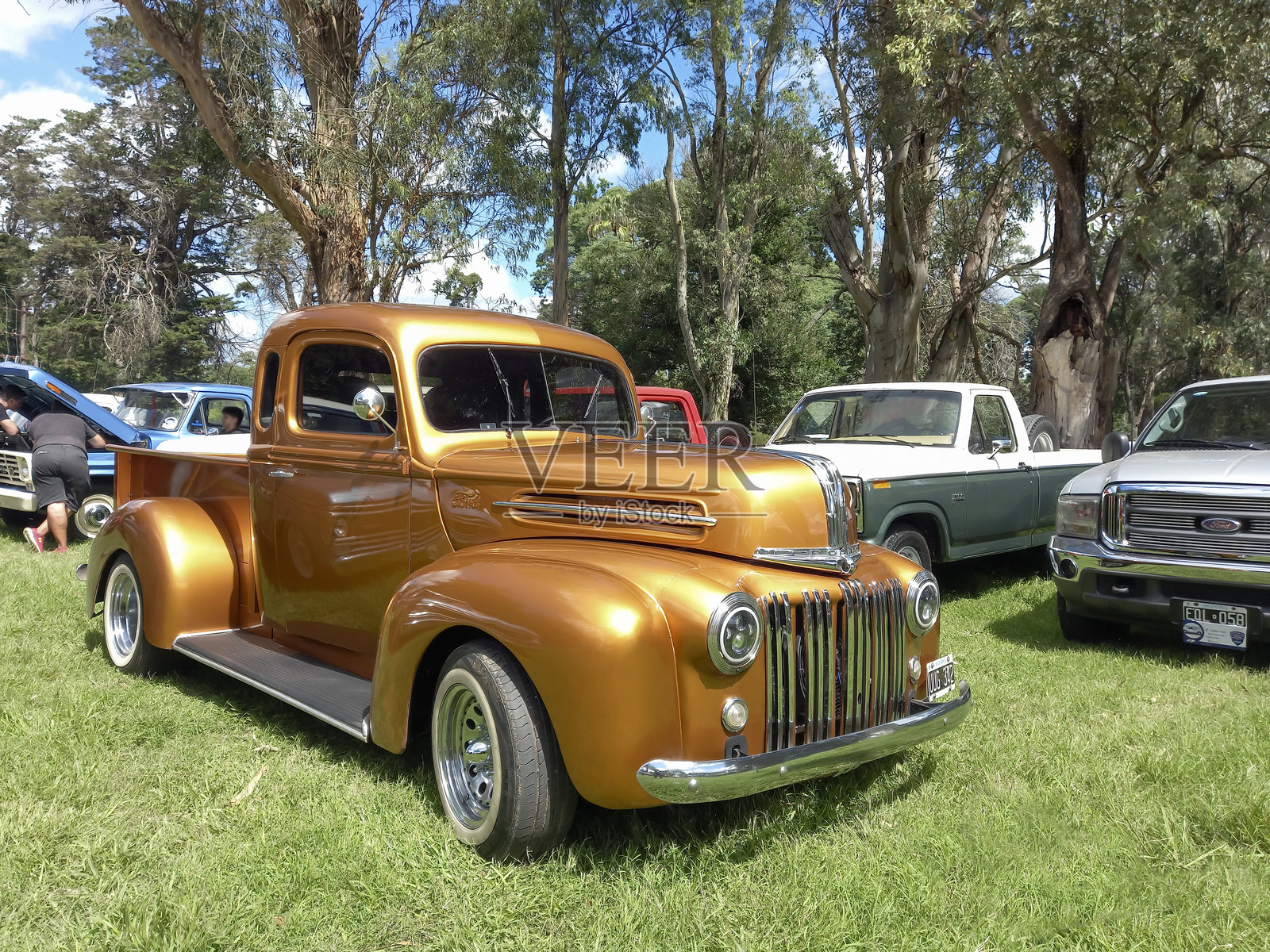 1940年代的金色福特皮卡在公园的草坪上参加经典汽车展览照片摄影图片
