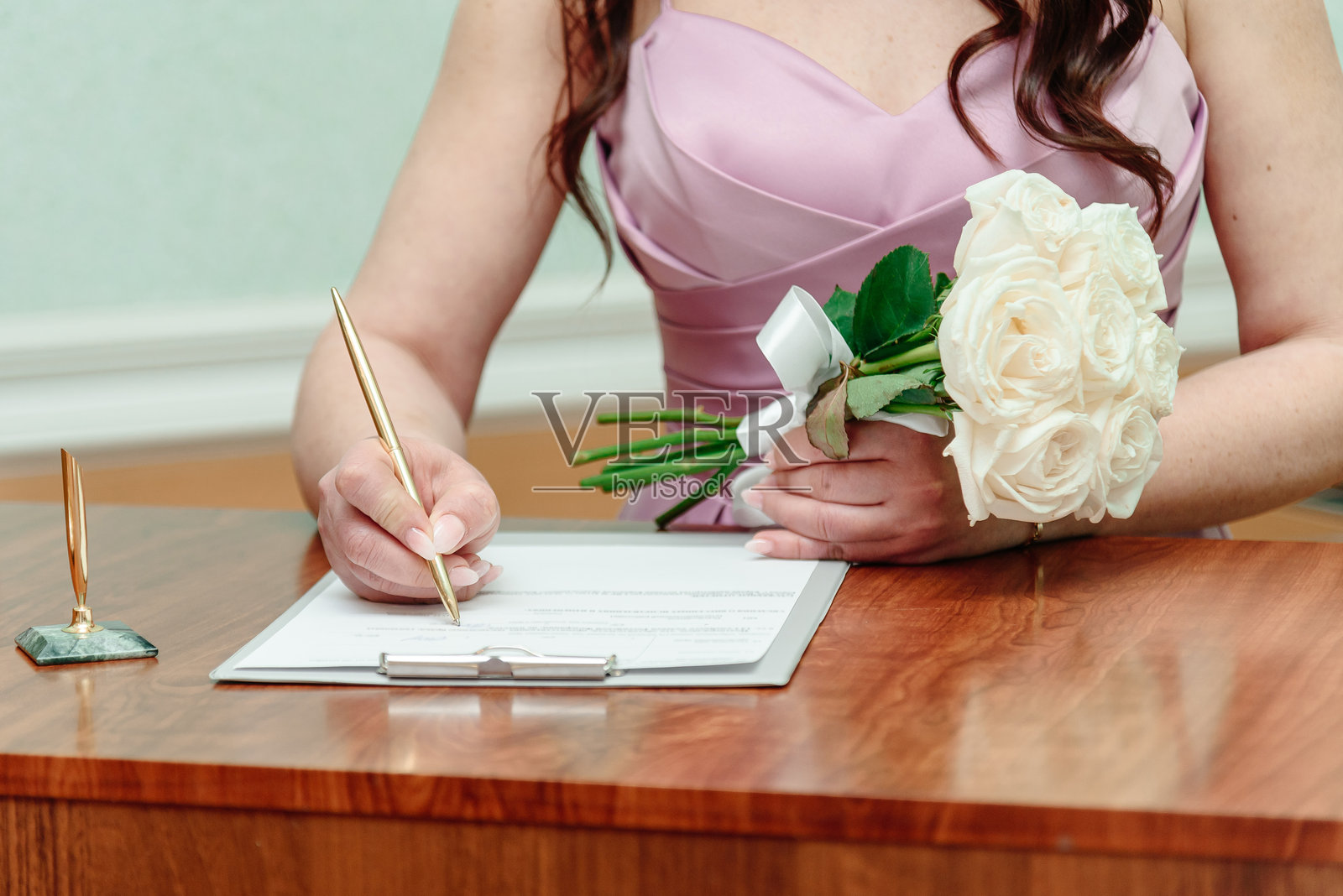 年轻女性在婚礼仪式上照片摄影图片