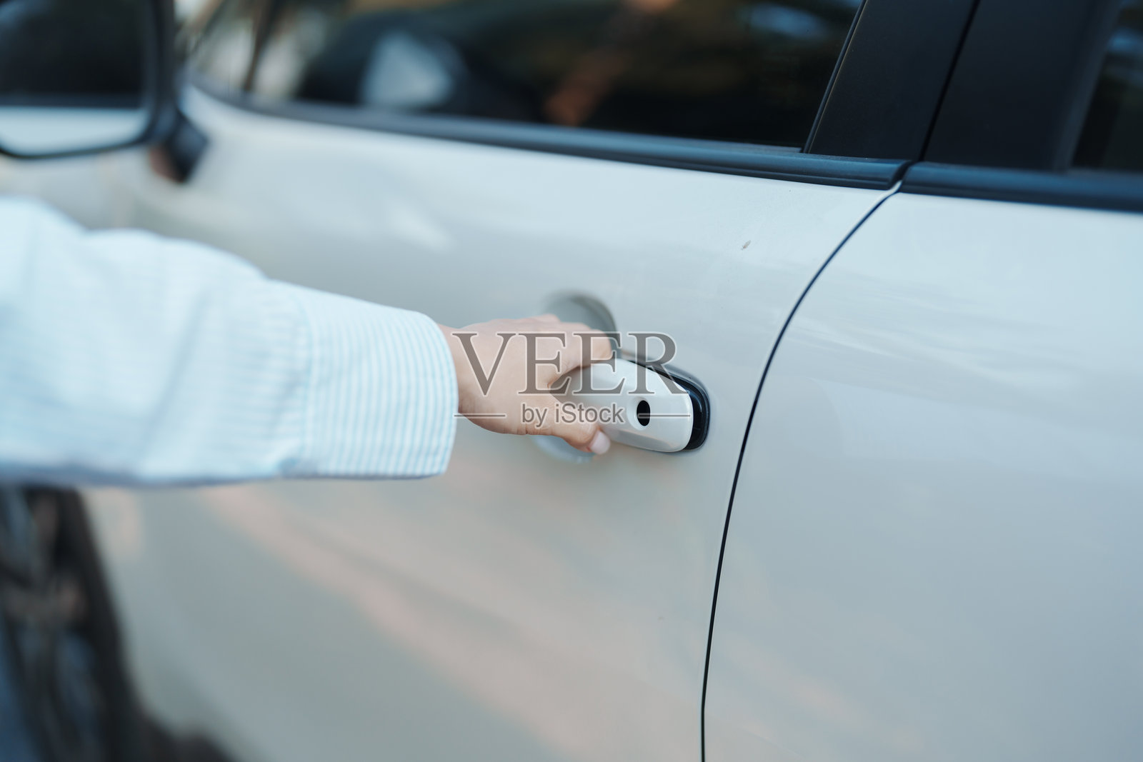 手握智能汽车把手打开车门。交通、旅行、服务和汽车租赁概念照片摄影图片