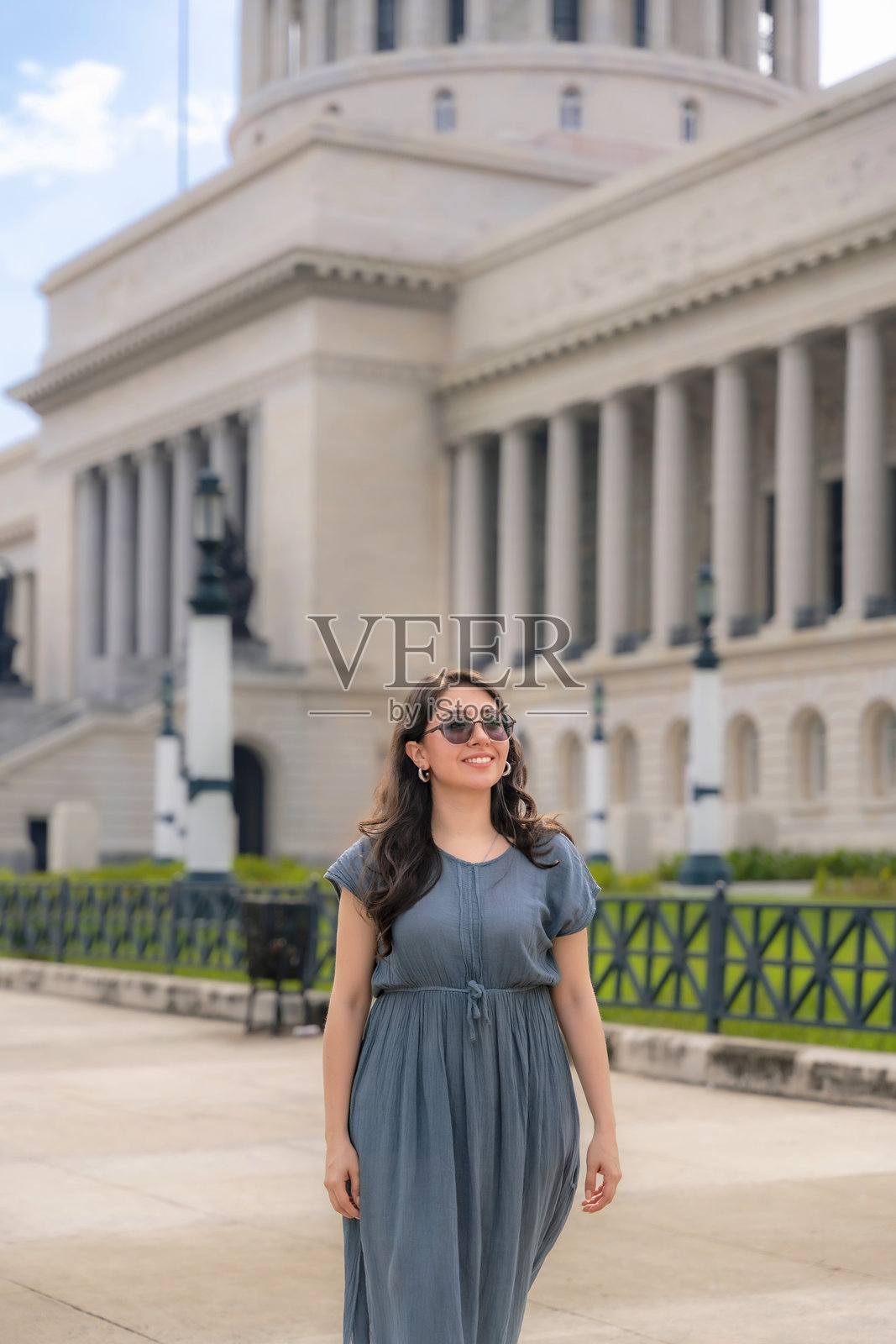 微笑的年轻拉丁裔女性在哈瓦那的国会大厦附近照片摄影图片